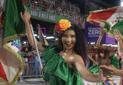 Arrastão de Cascadura anuncia renovação de sua segunda porta-bandeira